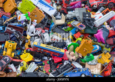 Toy Cars e giocattoli di plastica in una scatola di giocattoli Foto Stock