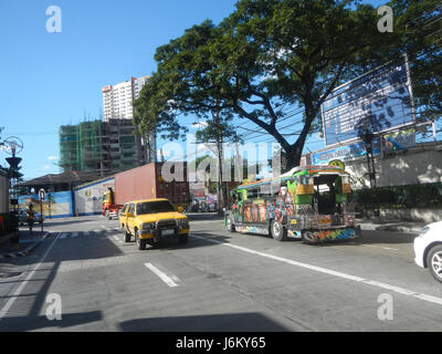 Magsaysay Boulevard è una strada principale a Santa Mesa, Manila. Funge da strada vitale che collega vari quartieri della città e svolge un ruolo cruciale nel sistema di traffico e trasporto della metropolitana di Manila. Foto Stock