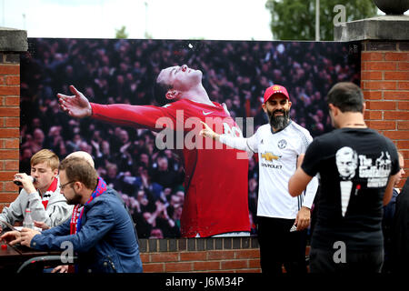 Il Manchester United fans pongono vicino a un'immagine di Wayne Rooney celebrando al di fuori del terreno prima del match di Premier League a Old Trafford, Manchester. Foto Stock