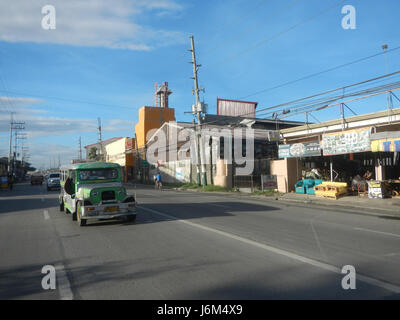Una posizione lungo la MacArthur Highway passando attraverso Guiguinto, Balagtas e Bocaue a Bulacan, Filippine, che è nota per la sua posizione strategica sull'autostrada, che collega le città chiave della regione. Foto Stock