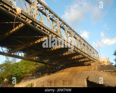 Una fotografia o una mappa che raffigura il ponte di San Miguel e le sue sponde fluviali circostanti a San Simon, Pampanga, evidenziando le infrastrutture regionali e la geografia locale. Foto Stock