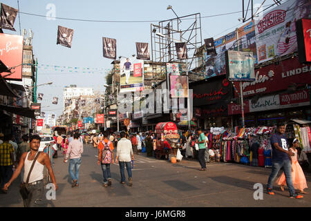 Shoppers cluster intorno alle bancarelle del mercato sul marciapiede di Lindsay Street, Kolkata - Calcutta - West Bengal India Foto Stock