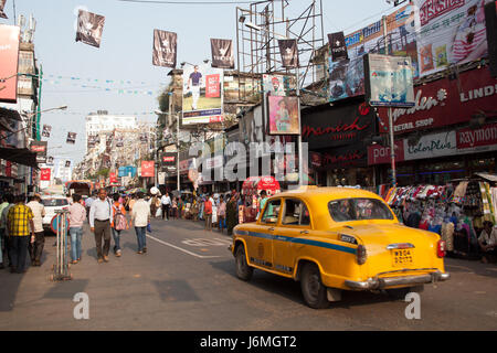 Shoppers cluster intorno alle bancarelle del mercato sul marciapiede di Lindsay Street, Kolkata - Calcutta - West Bengal India Foto Stock