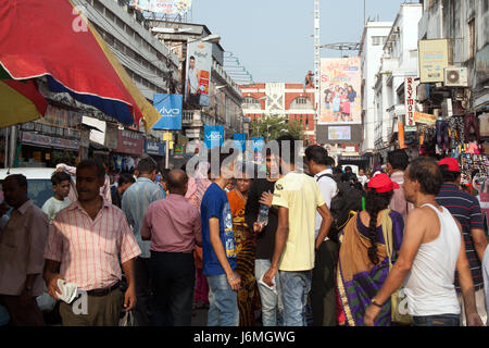 La folla degli acquirenti cluster intorno alle bancarelle del mercato sul marciapiede di Humayun posto, Kolkata - Calcutta - West Bengal India Foto Stock