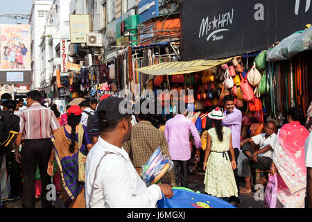 La folla degli acquirenti cluster intorno alle bancarelle del mercato sul marciapiede di Humayun posto, Kolkata - Calcutta - West Bengal India Foto Stock