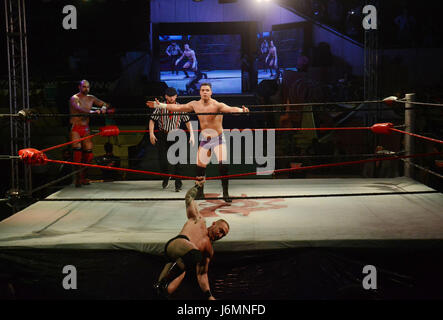 Lnternational professional superstars lottatore in azione durante il Pakistan del primo international professional wrestling Pro-Wrestling eventi di intrattenimento (PWE)a Alhamra Punjabi complesso di Lahore. (Foto: Rana Sajid Hussain / Pacific Stampa) Foto Stock