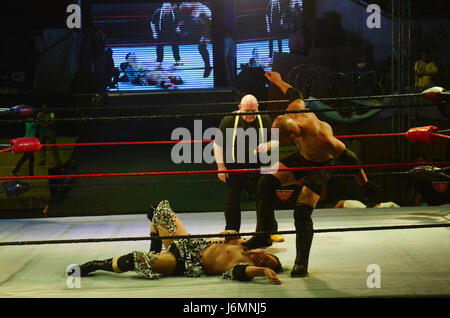 Lnternational professional superstars lottatore in azione durante il Pakistan del primo international professional wrestling Pro-Wrestling eventi di intrattenimento (PWE)a Alhamra Punjabi complesso di Lahore. (Foto: Rana Sajid Hussain / Pacific Stampa) Foto Stock