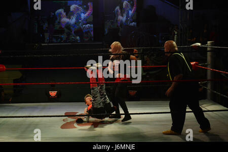 Lnternational professional superstars lottatore in azione durante il Pakistan del primo international professional wrestling Pro-Wrestling eventi di intrattenimento (PWE)a Alhamra Punjabi complesso di Lahore. (Foto: Rana Sajid Hussain / Pacific Stampa) Foto Stock