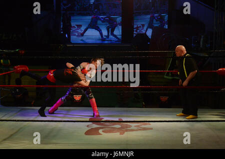 Lnternational professional superstars lottatore in azione durante il Pakistan del primo international professional wrestling Pro-Wrestling eventi di intrattenimento (PWE)a Alhamra Punjabi complesso di Lahore. (Foto: Rana Sajid Hussain / Pacific Stampa) Foto Stock