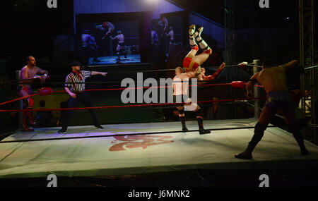 Lnternational professional superstars lottatore in azione durante il Pakistan del primo international professional wrestling Pro-Wrestling eventi di intrattenimento (PWE)a Alhamra Punjabi complesso di Lahore. (Foto: Rana Sajid Hussain / Pacific Stampa) Foto Stock