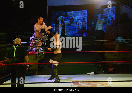 Lnternational professional superstars lottatore in azione durante il Pakistan del primo international professional wrestling Pro-Wrestling eventi di intrattenimento (PWE)a Alhamra Punjabi complesso di Lahore. (Foto: Rana Sajid Hussain / Pacific Stampa) Foto Stock