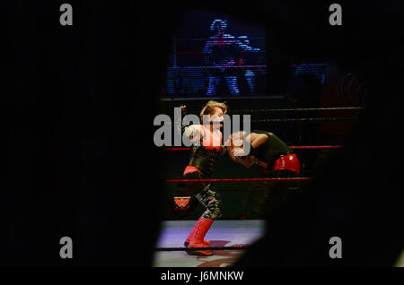 Lnternational professional superstars lottatore in azione durante il Pakistan del primo international professional wrestling Pro-Wrestling eventi di intrattenimento (PWE)a Alhamra Punjabi complesso di Lahore. (Foto: Rana Sajid Hussain / Pacific Stampa) Foto Stock