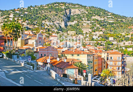 Villefranche-sur-mer, Francia - 22 febbraio 2012: il centro storico situato accanto al porto darse e racchiuso tra le montagne e medite Foto Stock