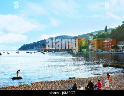 VILLEFRANCHE-SUR-MER, Francia - 22 febbraio 2012: la spiaggia di sabbia vicino alla parte vecchia della città è il luogo perfetto per rilassarsi e godere di vedute, nel febbraio Foto Stock