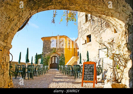 EZE, Francia - 23 febbraio 2012: La pietra Paix street, situata sulla cima di una collina, con un accogliente caffè all'aperto, strette vie e molti viewpoint, affacciato su t Foto Stock