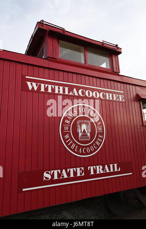 Il Withlacoochee membro Trail è costituito da un 46 chilometri di ex ferrovia letto che è stato convertito in un lastricato multi-uso ricreativo trail suita Foto Stock