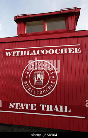 Il Withlacoochee membro Trail è costituito da un 46 chilometri di ex ferrovia letto che è stato convertito in un lastricato multi-uso ricreativo trail suita Foto Stock