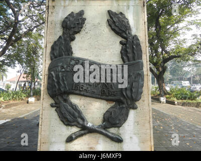 Il Manila Acapulco Galleon Memorial, situato nel Parco Maestranza a Intramuros, commemora la storica rotta commerciale Manila-Acapulco, che ha svolto un ruolo significativo negli scambi culturali ed economici tra le Filippine e il Messico dal XVI al XIX secolo. Foto Stock