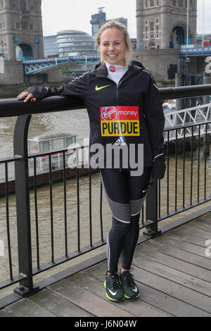 British leader di lunga distanza-runner in questo anno il denaro VIRGIN LONDON MARATHON comportano per le fotografie di fronte il Tower Bridge di Londra est davanti a domenica la London Marathon RACE. Dotato di: Charlotte Purdue dove: Londra, Regno Unito quando: 20 Apr 2017 Credit: Dinendra Haria/WENN.com Foto Stock