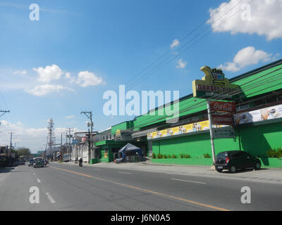 Questa posizione sulla MacArthur Highway a Dolores, San Fernando, Pampanga, presenta il Flyover 11, un importante sviluppo infrastrutturale che facilita il trasporto nella regione. Foto Stock