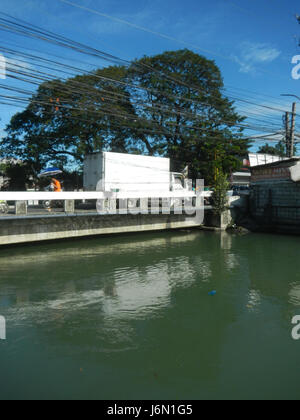 Questa immagine mostra il ponte di irrigazione sul torrente a Bagong Nayon, Baliuag, Bulacan. Il ponte svolge un ruolo cruciale nella gestione idrica locale e nelle pratiche agricole. Foto Stock