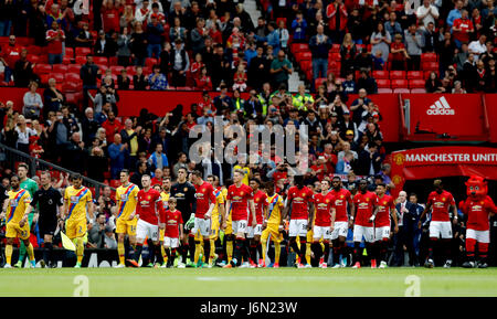 Il Manchester United Wayne Rooney (10) conduce fuori il suo team per il kick-off durante il match di Premier League a Old Trafford, Manchester. Foto Stock