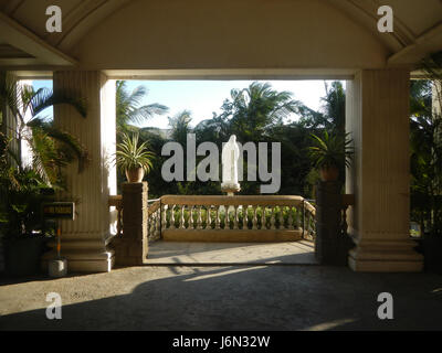 Una chiesa locale e l'area circostante si trovano a Pasig City, Filippine. La parrocchia di Santa Clara de Montefalco è un punto di riferimento religioso, con le strade circostanti che svolgono un ruolo importante nella vita quotidiana della comunità. Foto Stock