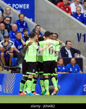 AFC Bournemouth's Junior Stanislas (destra) punteggio celebra il suo lato del primo obiettivo del gioco con i compagni di squadra durante il match di Premier League al King Power Stadium, Leicester. Foto Stock