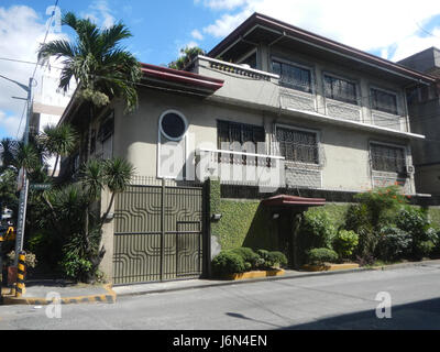 L'indirizzo sulla 15th Avenue, Sagrada Familia, nell'area Grace Park di Caloocan City, Filippine, fa parte di un quartiere residenziale. L'area è un mix di case residenziali e piccole imprese, contribuendo all'economia della comunità locale. Foto Stock