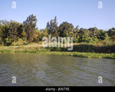 Questa immagine raffigura la costruzione del riprap lungo le rive del fiume Pulilan e Plaridel a Bulacan. Essa mostra i lavori di costruzione in corso sul viadotto di Candaba, che fa parte dei progetti infrastrutturali volti a migliorare il controllo delle inondazioni e la sicurezza stradale nella regione. Foto Stock