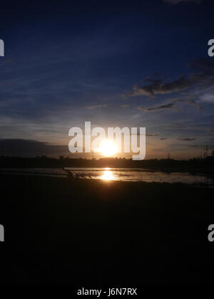 Questa fotografia cattura un incredibile tramonto su San Ildefonso, Bulacan, mettendo in evidenza la bellezza naturale della regione. L'immagine mostra colori vivaci nel cielo e il tranquillo paesaggio della zona, tipico delle viste panoramiche della campagna Bulacan. Foto Stock