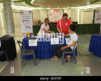 Questa immagine raffigura un evento di donazione di sangue tenuto dalla Croce Rossa delle Filippine a SM City Baliuag, che mostra l'importanza del salasso per scopi medici e gli sforzi sanitari della comunità nelle Filippine. Foto Stock