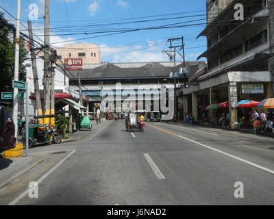Questa immagine raffigura Tayuman Street nel quartiere di Santa Cruz a tondo, Manila, Filippine. Mostra una scena urbana dell'area, conosciuta per il suo ambiente vivace e il suo significato storico. Foto Stock