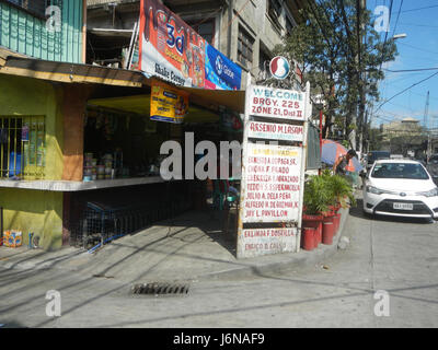 L'immagine raffigura una scena di strada in Tayuman Street a tondo, Manila, con vista sul Ponte di Santa Cruz. L'area è caratterizzata dal suo ambiente urbano denso, che mette in mostra il traffico locale, gli edifici e il ponte che funge da collegamento principale nell'area. Foto Stock
