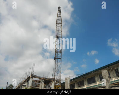 Questa immagine raffigura Tayuman Street, una strada trafficata nel quartiere di Santa Cruz di tondo, Manila. La scena presenta il Ponte di Santa Cruz, un punto di riferimento chiave nel quartiere, che sottolinea lo sviluppo urbano e le infrastrutture di Manila. Foto Stock