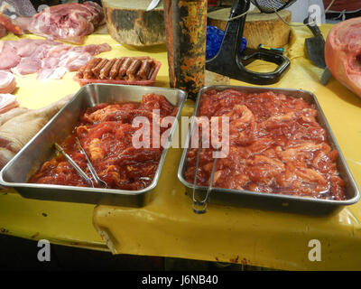 Il New Pritil Public Market, situato in Juan Luna e Herbosa Street a tondo, Manila, è un importante centro commerciale per la comunità locale. Funge da hub per la vendita di merci, compresi prodotti freschi, carne e altri elementi essenziali, a sostegno dell'attività economica della zona. Foto Stock