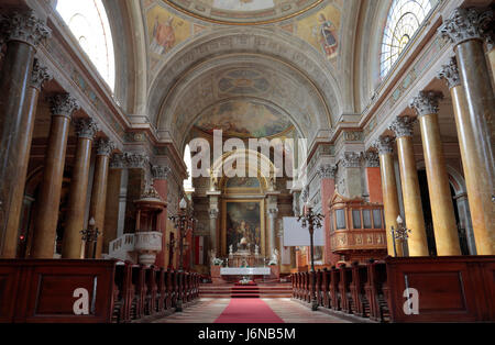 Vista dentro la Eger Basilica (Basilica Cattedrale di San Giovanni Apostolo), Eger, Ungheria. Foto Stock