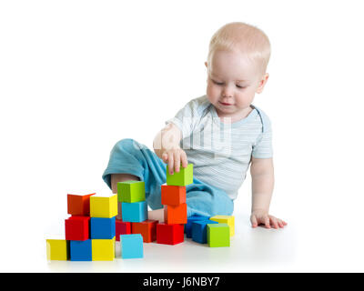 Bel bimbo baby giocando con la creazione dei cubi. Isolato su bianco. Foto Stock