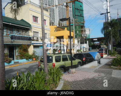 Hulo acqua Private Residences è un complesso residenziale nella città di Mandaluyong, vicino al fiume Pasig. Il progetto è noto per i suoi servizi moderni e le vedute panoramiche del fiume. Il servizio di traghetto sul fiume Coronado Pasig offre un comodo trasporto a residenti e visitatori, collegando punti chiave lungo il fiume. Foto Stock