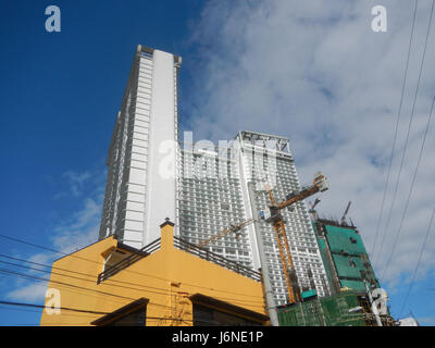 09405 Hulo acqua Private Residences è un complesso residenziale di lusso situato vicino al fiume Pasig nella città di Mandaluyong, che offre spazi abitativi di alto livello con vista sul fiume e servizi moderni. Foto Stock