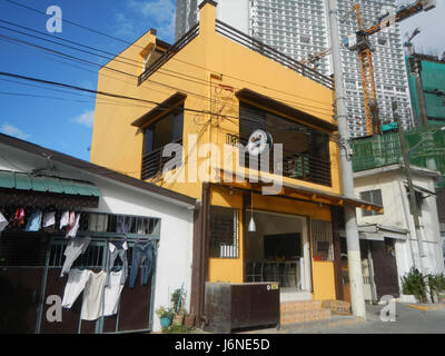 Hulo acqua Private Residences è un moderno complesso residenziale situato lungo il fiume Coronado Pasig nella città di Mandaluyong, Filippine. Lo sviluppo offre vita urbana con vicinanza al fiume. Foto Stock