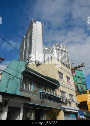Le residenze private Hulo acqua, situate lungo il fiume Pasig nella città di Mandaluyong, offrono un moderno soggiorno residenziale con splendide viste del fiume. L'area è ben collegata al resto della Metro Manila. Foto Stock