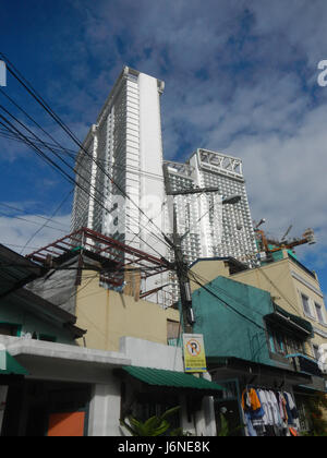 L'Hulo acqua Private Residences è un complesso residenziale situato lungo il fiume Pasig nella città di Mandaluyong, vicino a Coronado. Lo sviluppo offre spazi abitativi moderni con vista sul fiume, contribuendo al crescente paesaggio residenziale della città. Foto Stock