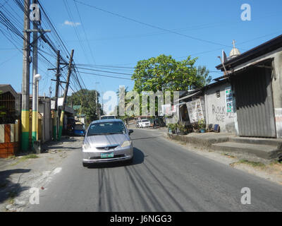 La fotografia 06479 raffigura l'area di Poblacion a San Roque, Pandi, Mangghan, Santa Cruz, Santa Clara, e Santa Mari, Bulacan, Filippine. L'immagine cattura le strade locali e gli spazi della comunità, parte integrante dei trasporti regionali e della vita quotidiana. Foto Stock
