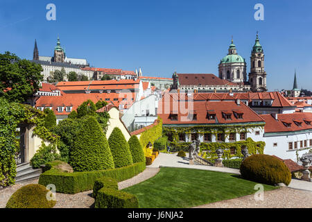 Giardini di Praga, giardino mozzafiato Vrtba, Praga Mala strana, Repubblica Ceca, Europa, castello di Praga, ammira lo splendido paesaggio con la chiesa di San Nicola Foto Stock
