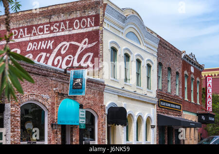 Vintage 'bere Coca-Cola' dipinta un muro di mattoni pubblicità su il Salone del Palazzo edificio nel centro storico di Fernandina Beach, Amelia Island, Florida. Foto Stock