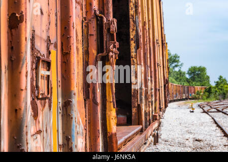 Arrugginimento vecchio treno di vetture in centro storico Fernandina Beach in Amelia Island, Florida, Stati Uniti d'America. Foto Stock