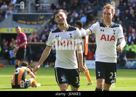 Tottenham Hotspur del Ben Davies (sinistra) punteggio celebra il suo lato è il sesto Obiettivo del gioco durante il match di Premier League al KCOM Stadium, scafo. Foto Stock