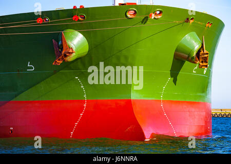 Rusty ancora sulla prua di una grande nave da carico. Foto Stock