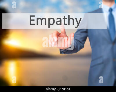 Empatia - Imprenditore mano premendo il pulsante sul touch screen interfaccia. Business, tecnologia internet concetto. Stock Photo Foto Stock